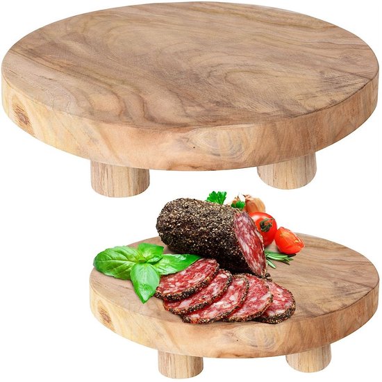Twee ronde houten presentatieplateaus, bovenste leeg, onderste met salami, basilicum, tomaat en knoflook.