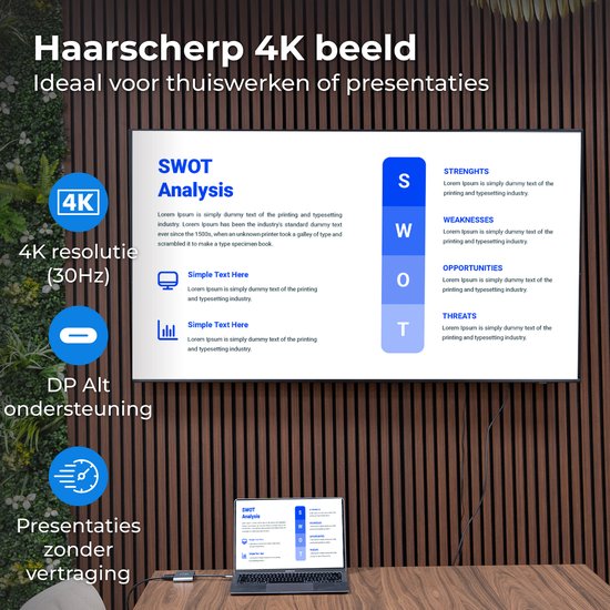 Een laptop met een SWOT-analyse presentatie op het scherm, naast een muur met houten lamellen.