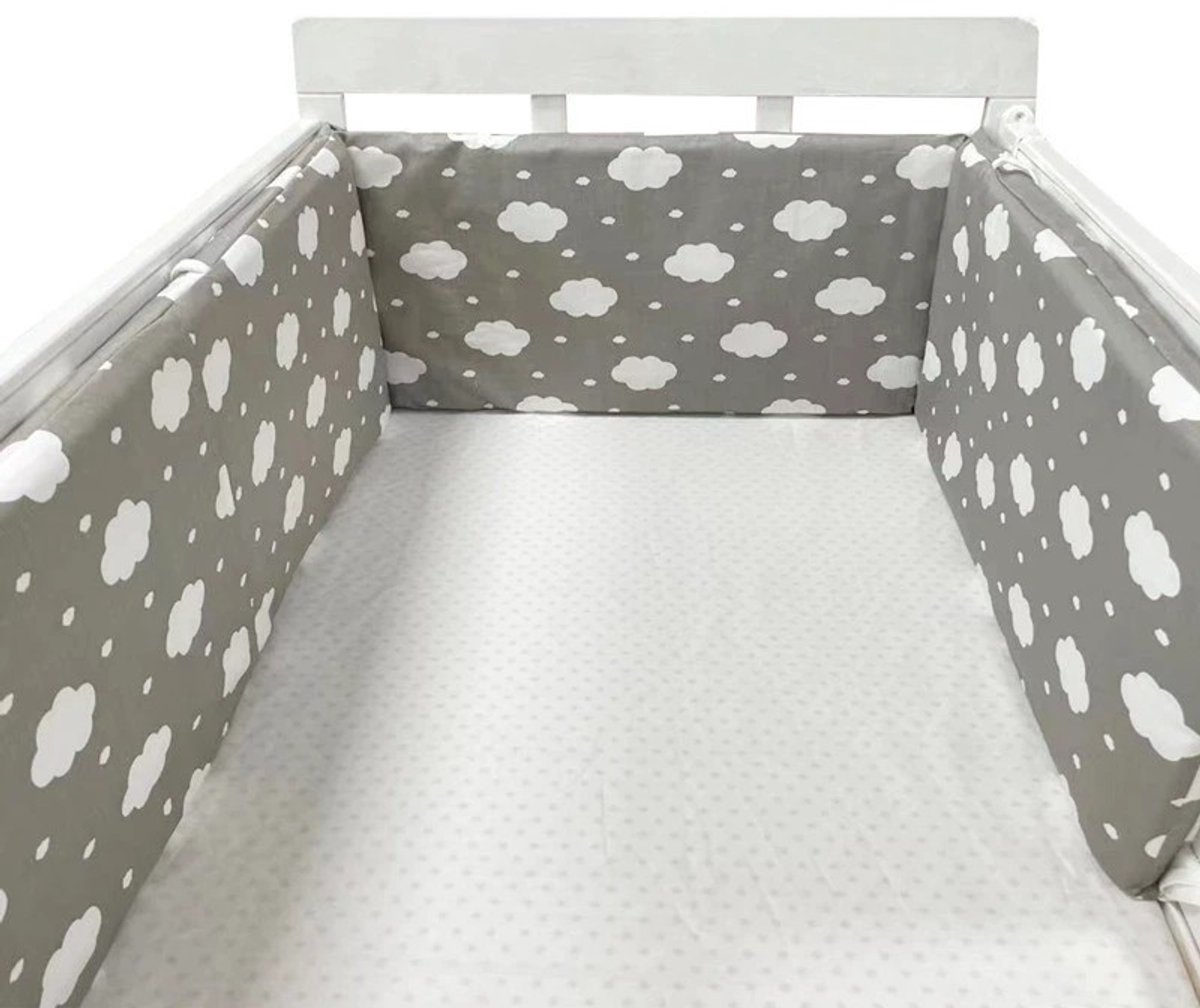 Il Bambini - Bedomrander 180x30cm - Baby Bedbumper Ledikant - Katoen - Grijs met witte wolkjes