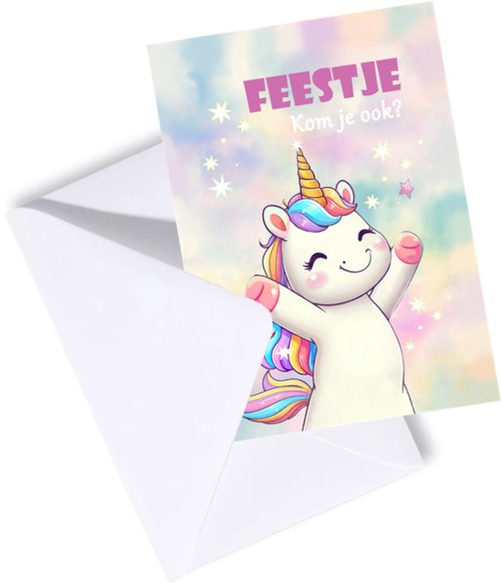 Een uitnodigingskaart met een glimlachende, witte eenhoorn met regenboogkleurige manen en staart, naast een witte envelop.
