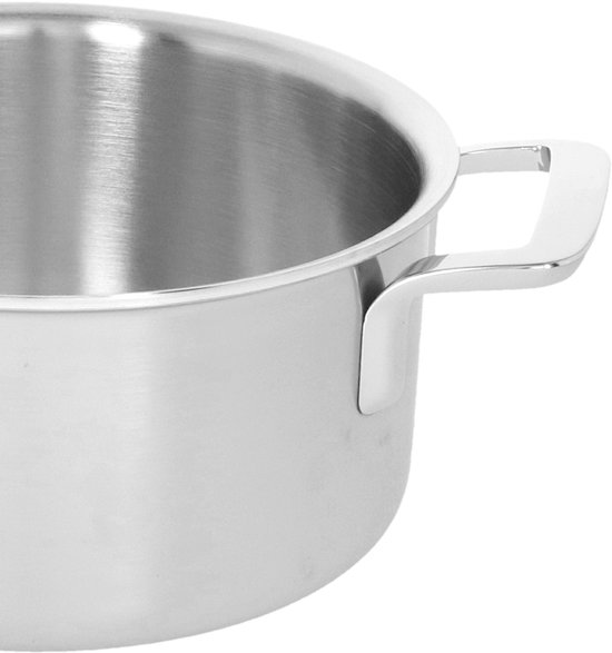 Close-up van een roestvrijstalen kookpan met een handvat.
