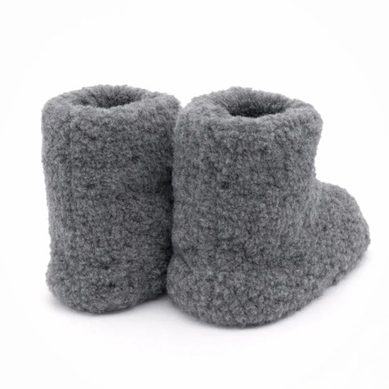 Donkergrijze wollen pantoffels van Skéépe, model hoog, gezien vanaf de achterkant.
