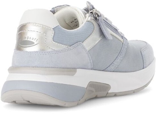 Lichtblauwe Gabor sneaker met zilvere details, witte zool en ritssluiting.