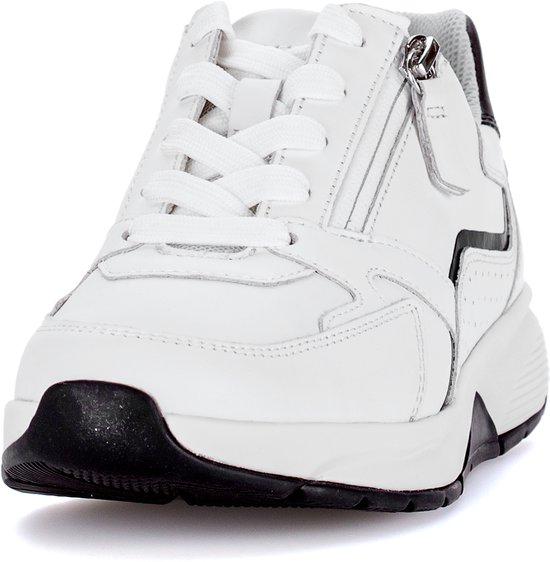 Witte sneaker met ritssluiting en zwarte neus.