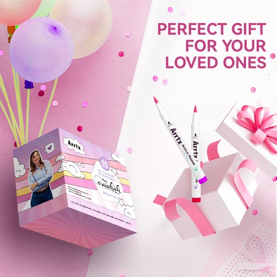 Roze geschenkdoos met wolken en regenboog, met drie ballonnen, twee witte cadeauboxen met roze strikken en twee Arrtx acrylmarkers.