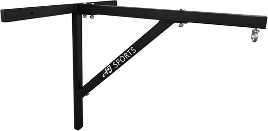 Zwarte muurbeugel voor bokszak met een haak aan het uiteinde, met het logo AJ SPORTS.