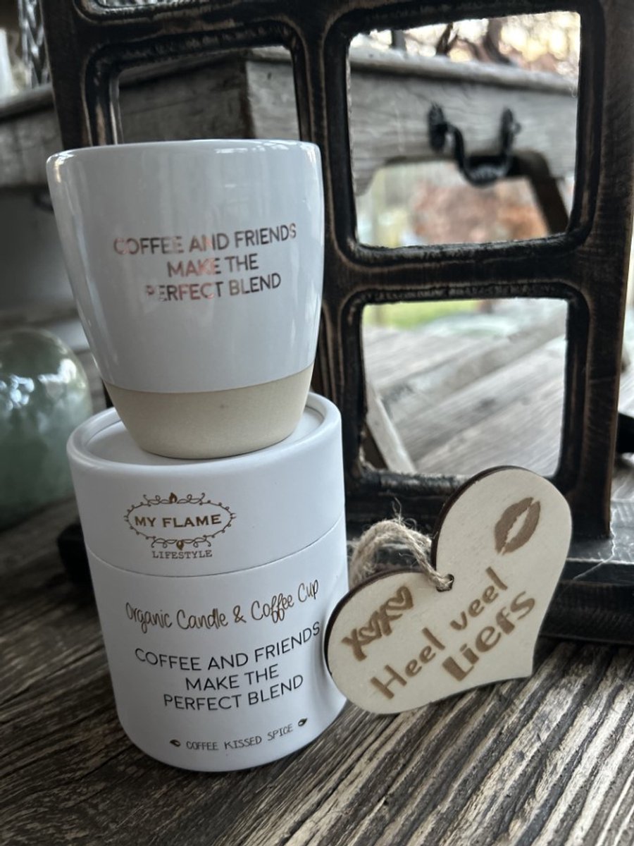 Creaties van hier Geurkaars in koffiekop Coffee and Friends met houten hartje – 8 cm – Coffee Kissed Spice