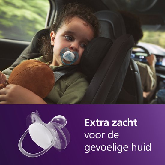Kind met blauwe fopspeen met visprintje in autostoel.