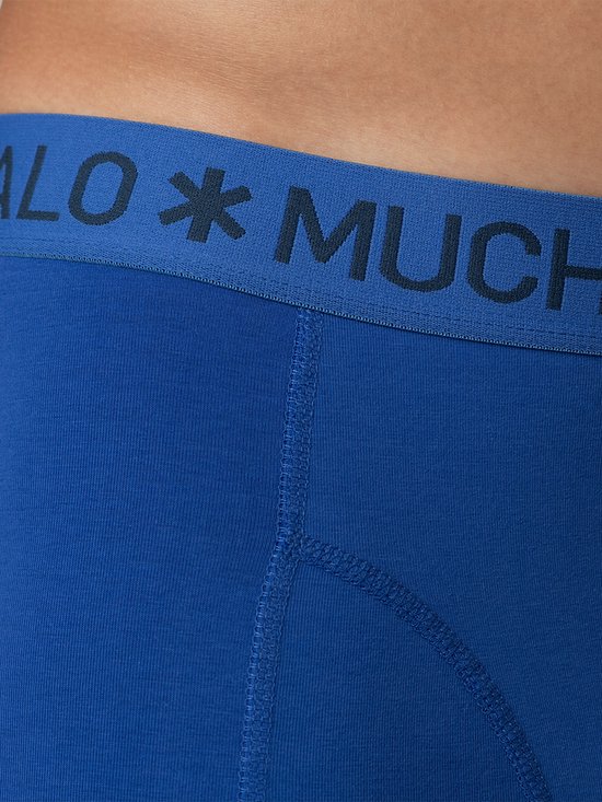 Detail van de donkerblauwe tailleband met 'MUCHACHOMALO' logo.