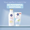Witte NIVEA SUN 'sensitive immediate protect' fles en 'After Sun Sensitive' tube. Tekst: 'Your perfect match for 2X POWERFUL SOOTHING'.