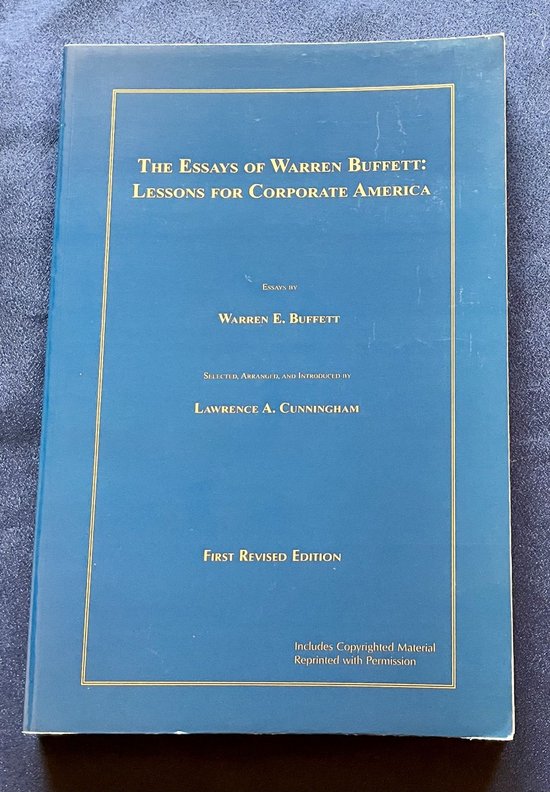 Boekkaft 'The Essays of Warren Buffett: Lessons for Corporate America' in het blauw met gouden letters. Eerste herziene editie.