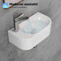 Een moderne witte keramieken wastafel, ideaal voor kleine badkamers, met een stromende kraan.