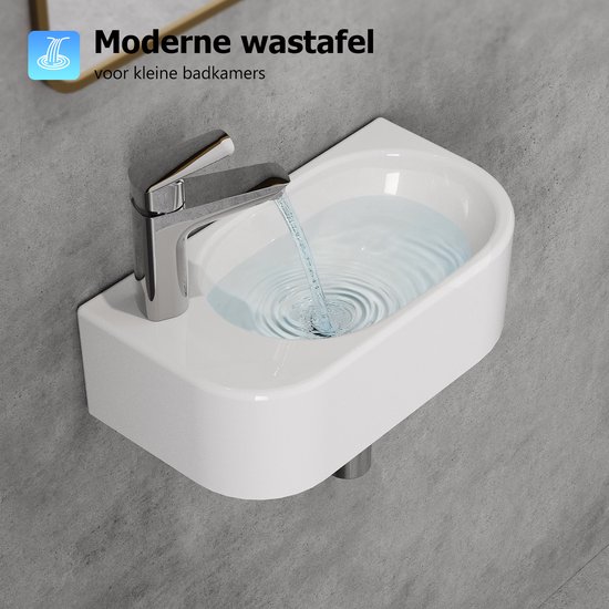 Een moderne witte keramieken wastafel, ideaal voor kleine badkamers, met een stromende kraan.