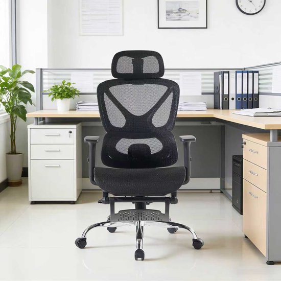 Zwarte ergonomische bureaustoel met gaasrugleuning en verstelbare hoofdsteun, in een kantooromgeving.