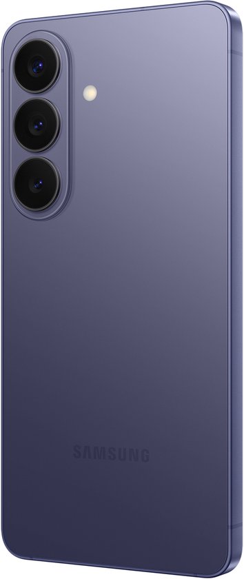 Rechterzijkant van een Samsung Galaxy S26+ telefoon in kobaltviolet, met focus op de drie camera's.
