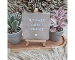 Robuust Wenstegeltje "Vier vaker lach veel" – Cadeau voor Nieuwe Woning, Housewarming of Gezinscadeau – Sfeervol en Persoonlijk - Vriend(in) - Zomaar – Trendy nu – Decoratief Tegeltje met Standaard – Cadeau Idee - Tegeltje met tekst
