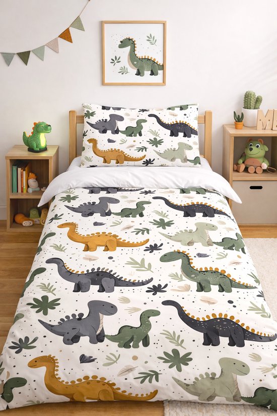 Wit dekbedovertrek met verschillende dinosaurussen in het groen, grijs en mosterdgeel, met bladeren.