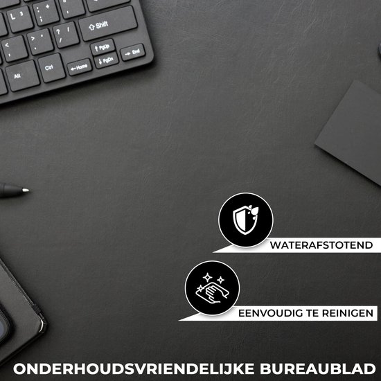 Zwart bureau oppervlak met toetsenbord. 'Waterafstotend', 'Eenvoudig te reinigen'.