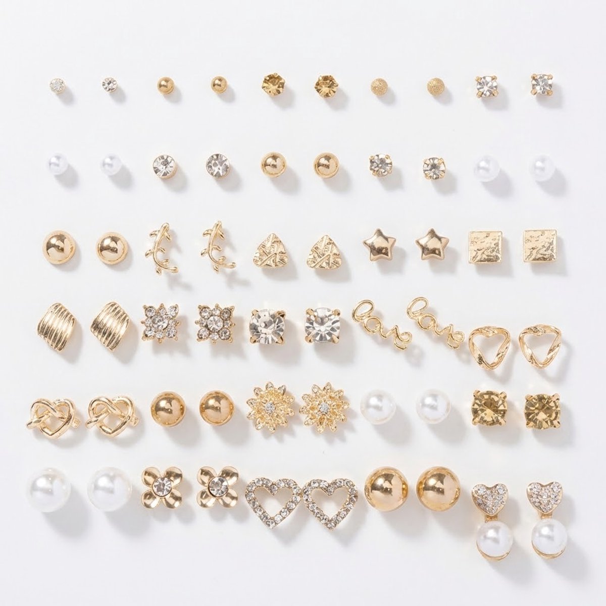 30 Paar Dames oorbellen Set – Goudkleurige Oorstekers met Hartjes, Sterren, Parel-look, Tekst en Zirkonia Accenten in Diverse Designs