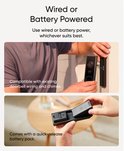 Une main installe la sonnette, qui fonctionne avec fil ou batterie. La sonnette est compatible avec le câblage et les carillons existants.