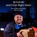 Un livreur avec un sac isotherme et des boîtes, photographié de nuit avec le texte '2K Full HD et vision nocturne couleur'.