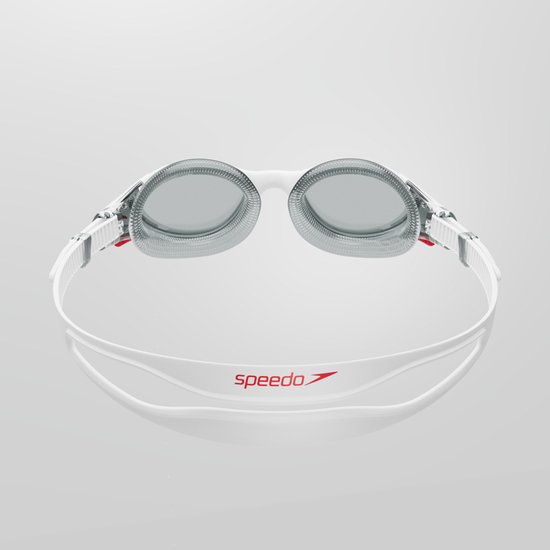 Witte Speedo zwembril met grijze glazen en rode accenten op de band.