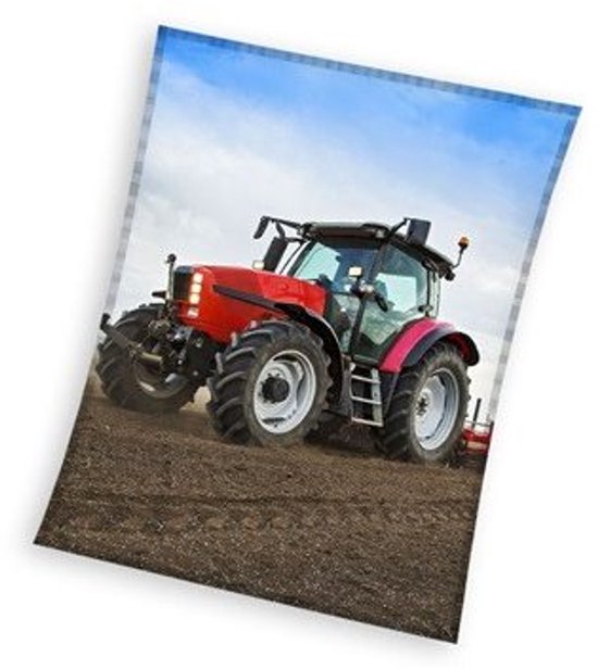 Rode tractor met grote wielen op een akker, met een blauwe lucht erboven.