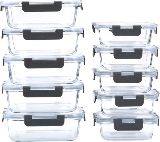 Pile de dix récipients alimentaires en verre avec couvercles gris.
