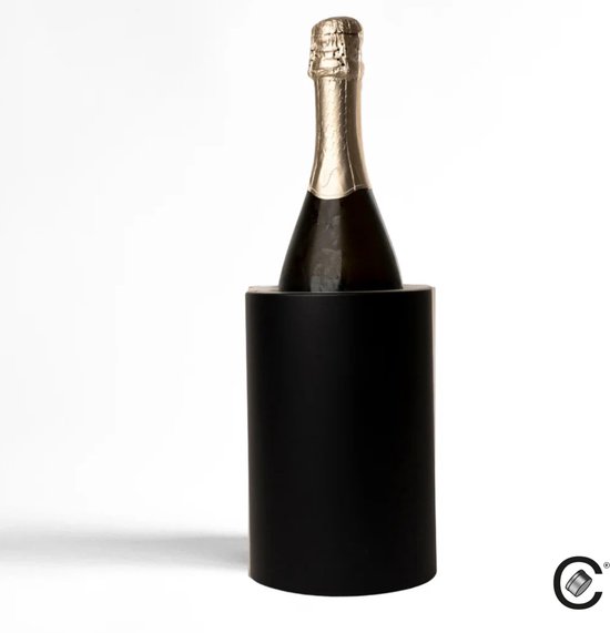 Zwarte wijnkoeler met een champagnefles erin. De dop van de fles is goudkleurig.