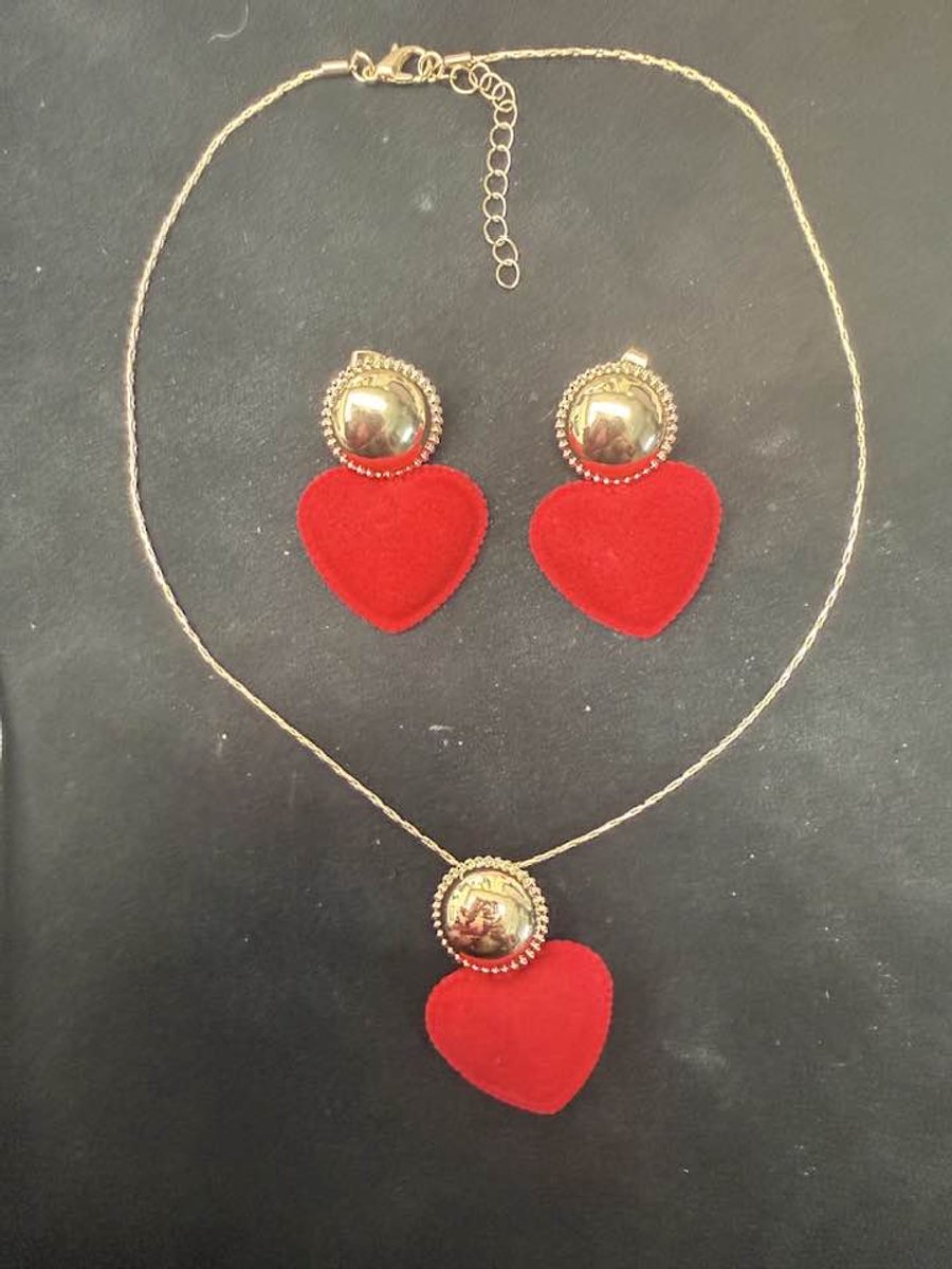 My Sweet Romance® - dames ketting met oorbellen - sieradenset - goudkleurig - ketting met velours rood hart en bijpassende oorbellen - lengte ketting 40 cm (plus 5 cm) - hanger 4,5 cm - oorbellen 4,5 cm - geschikt voor carnaval en valentijnsdag