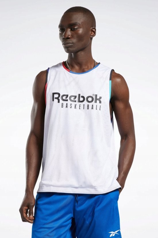 Man met witte Reebok basketbaltanktop en blauwe short.