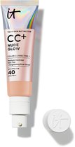 Een buis CC+ Nude Glow foundation met SPF 40, een glinsterende, iriserende verpakking en een glazen pompdispenser met een zilveren dopje ernaast.