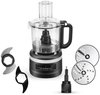 Zwarte KitchenAid foodprocessor met losse messen en snijschijven.