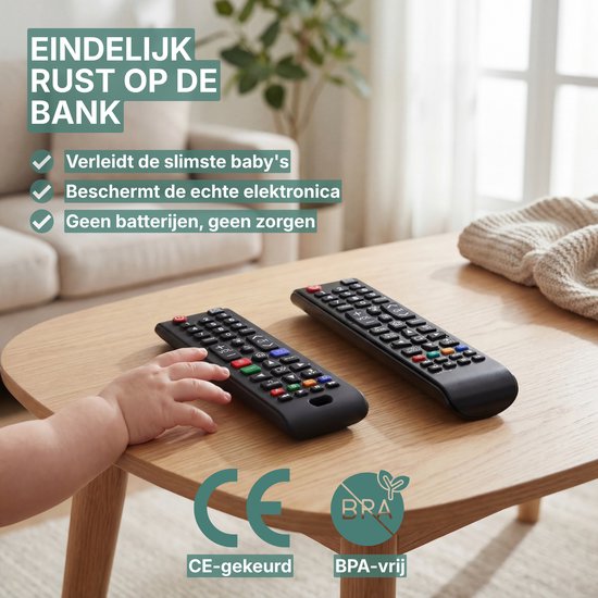 Babyhandje reikt naar twee zwarte afstandsbedieningen op houten tafel. CE en BPA-vrij logo's.