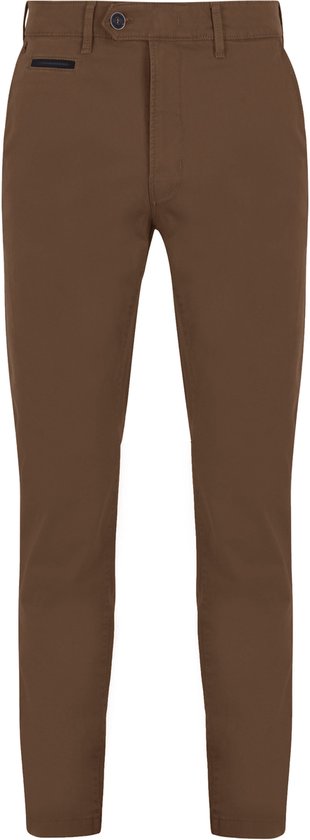 Voorkant van een man in een bruine chino met een zwarte zakdetail en een knoop.