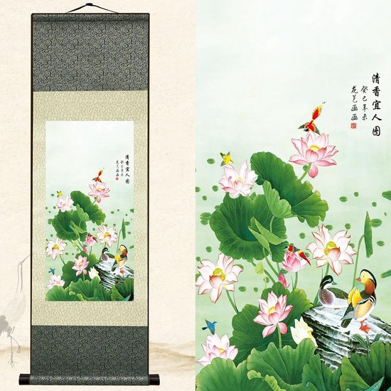 Rouleau mural en soie avec une peinture de lotus roses, feuilles vertes, canards mandarins et oiseaux.