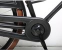 Zwarte fietskettingkast met een crankstel en zwarte pedalen.