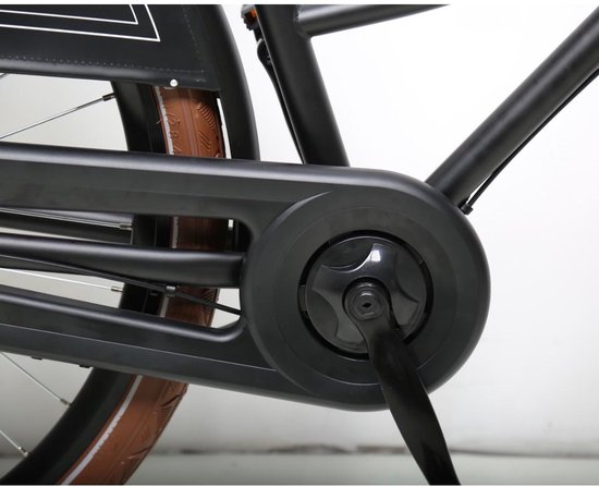 Zwarte fietskettingkast met een crankstel en zwarte pedalen.