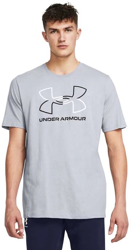 Lichtgrijs Under Armour sportshirt met een zwart-witte logo print op de borst en de tekst 'UNDER ARMOUR'.