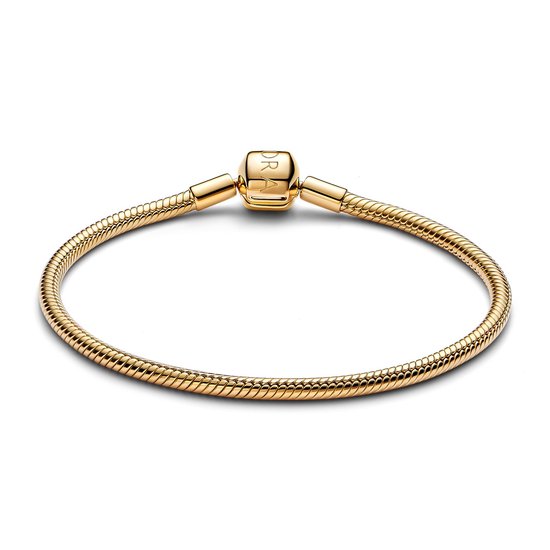 Gouden Pandora slangenketting armband met een tonvormige sluiting waarop het Pandora-logo staat.