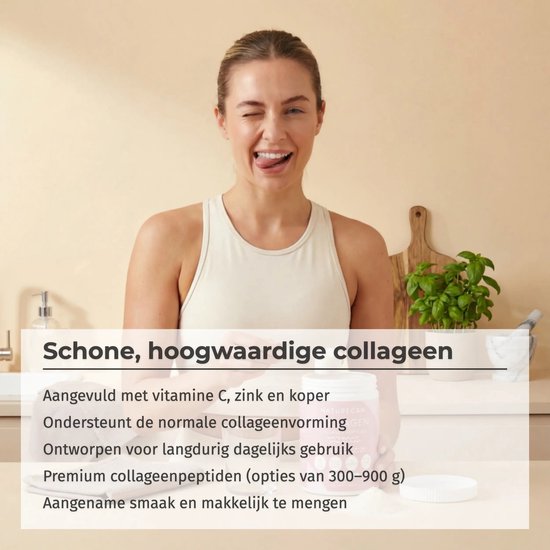 Een vrouw met blond haar knipoogt, die een beige tanktop draagt, met op de achtergrond een pot collageenpoeder.