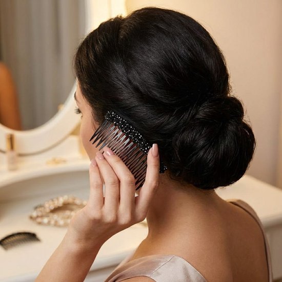 Zwarte haar kam met strass steentjes, ingestoken in donker haar.