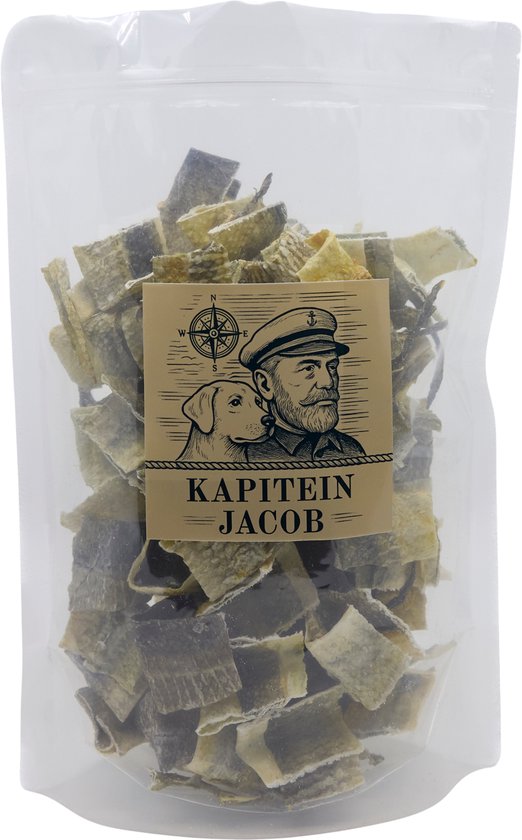 Een doorzichtige zak gevuld met stukjes kabeljauwhuid, met een label van Kapitein Jacob.
