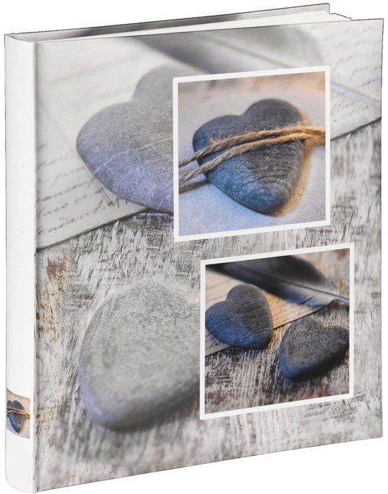 Wit fotoalbum met hartmotief. Twee ingevoegde foto's van grijze hartstenen.