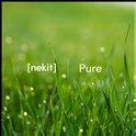 Gedetailleerde close-up van dauwdruppels op vers gemaaid gras, met tekst "[nekit] Pure".