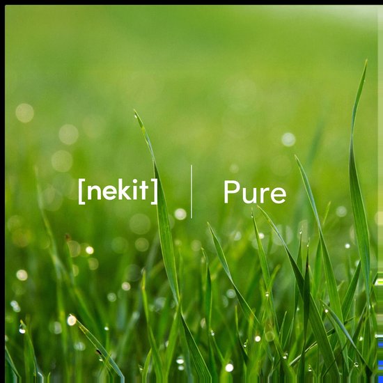 Gedetailleerde close-up van dauwdruppels op vers gemaaid gras, met tekst "[nekit] Pure".