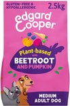 Roze zak hondenvoer van Edgard & Cooper, 2.5kg, met afbeeldingen van biet, pompoen, bosbessen en wortel.