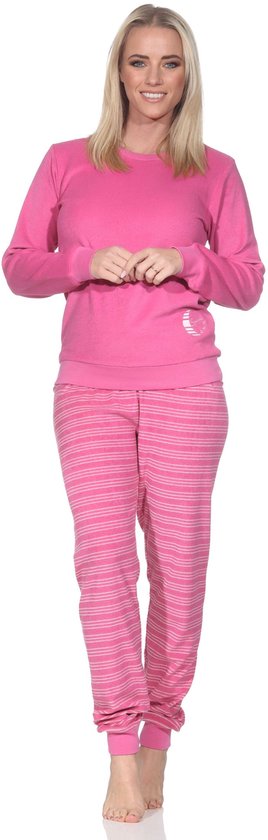 Ensemble de pyjama rose avec un haut uni à manches longues et un pantalon à rayures. Détail circulaire discret sur le haut.