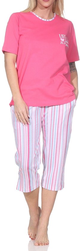 Roze pyjamatop met korte mouwen en de tekst 'Life is better in pyjamas'. Capri pyjamabroek met roze, witte en blauwe strepen.