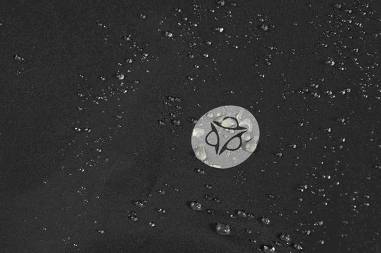 Gedetailleerde opname van waterdruppels op een zwarte waterdichte stof met een reflecterend AGU logo.